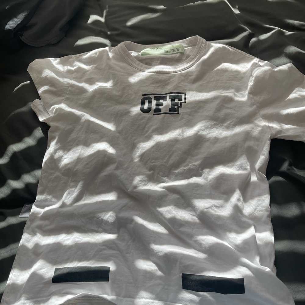 Small Off-White Tee Size: Small